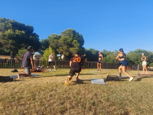 Entrenamiento en grupo reducido al aire libre, sobre césped